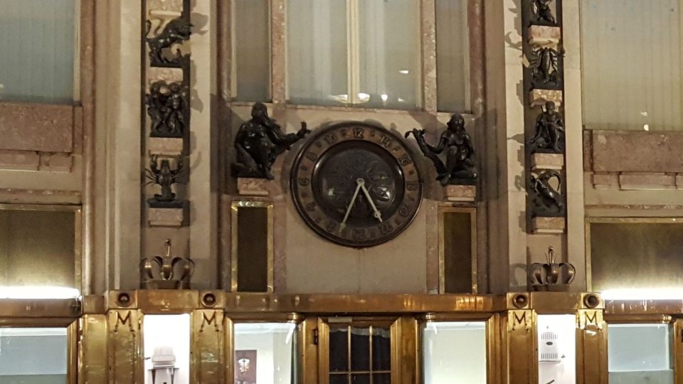 Ve dvoraně Adrie jsou hodiny se sochařskou výzdobou Bohumila Kafky
