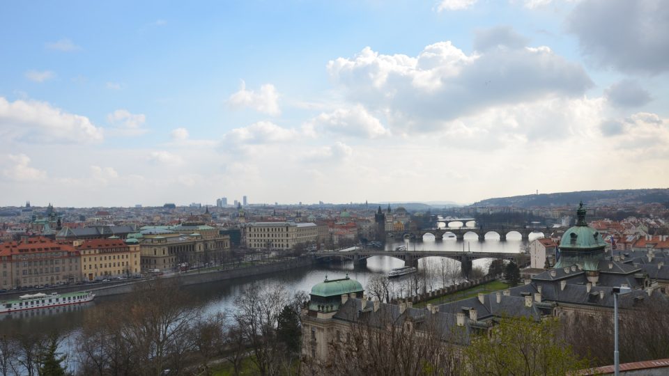 Z vyhlídky pod pavilonem přehlédnete mnoho pražských mostů
