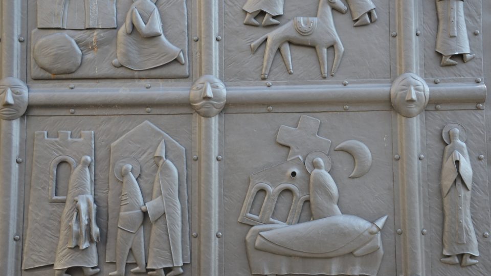 Vstup od Václavského náměstí zdobí brána s výjevy ze života svatého Františka