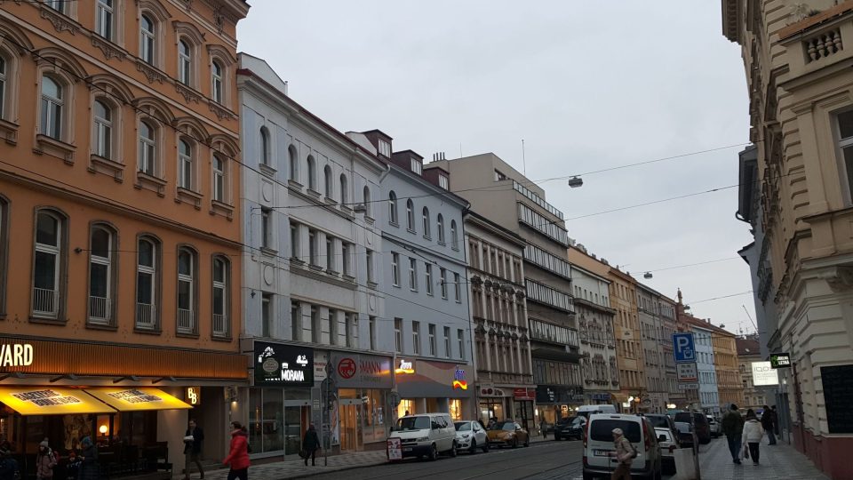 První obchodní dům firmy Brouk a Babka v Praze na Letné, vlevo se světle modrou fasádou