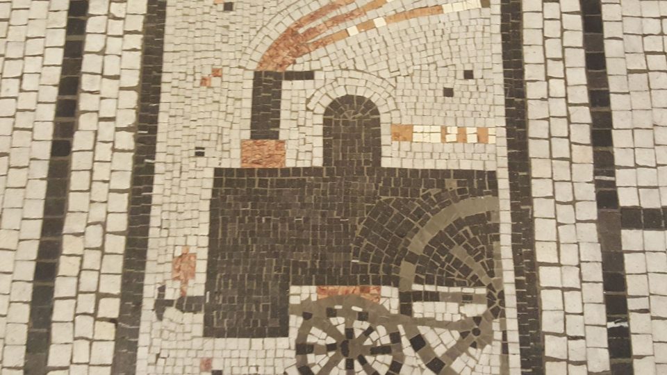 Mozaika v podlaze pasáže Adria