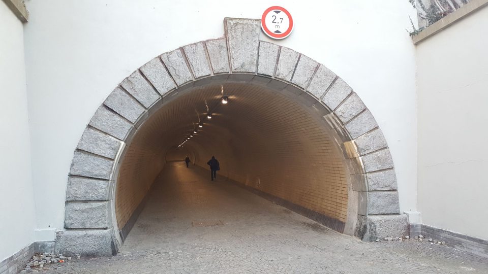 Tunel je dlouhý 303 metry