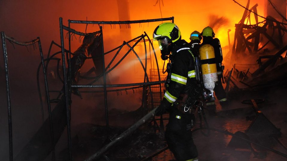 V pražské Michli hořela skladovací hala. Požár způsobil škody za desítky milionů korun