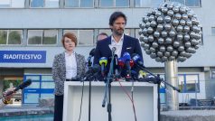 Ministr obrany Robert Kaliňák a ředitelka nemocnice v Banské Bystrici informují o stavu premiéra Roberta Fica